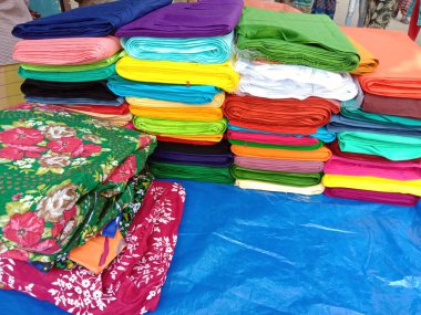 Satılık çok sayıda renkli kumaş stoku