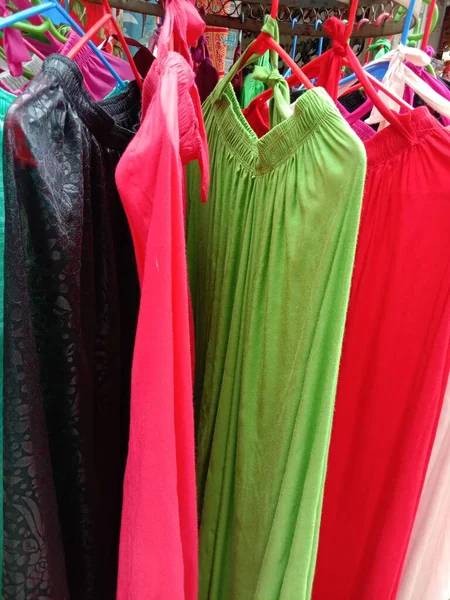 Mehrfarbige Mädchen Kleid Lager Auf Shop Verkaufen — Stockfoto