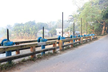 Mavi renkli kapı su kontrolü için köprüye kilitlendi