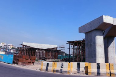 Metro demiryolu inşaat ekipmanlarıyla hat üzerinden uçuyor.