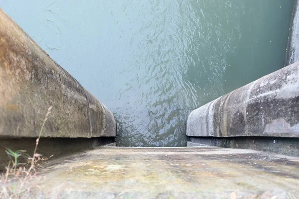 Absperrgitter Auf Dem Wasser Zur Wasserkontrolle Schalten — Stockfoto