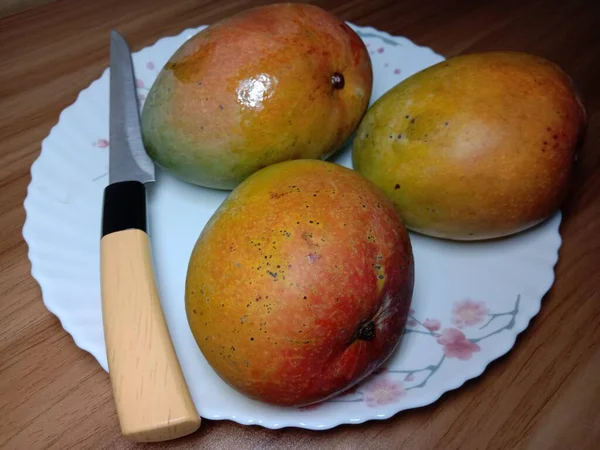 Estoque Manga Madura Com Faca Placa Para Comer — Fotografia de Stock