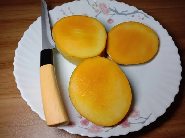 Ripe Mango Peaches Knife Plate Eat — Stock Photo, Image