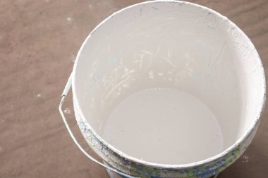 beyaz renkli plastik boya kaplama için tencereye.
