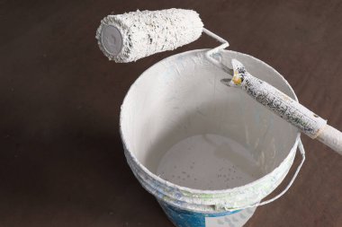 Resim yapmak için tencereye boya sürdüm.