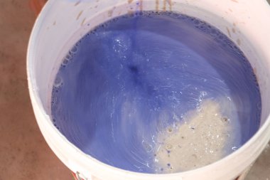 beyaz renkli plastik boya kaplama için tencereye.