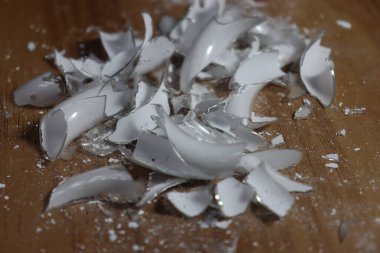 Masanın üzerinde beyaz renkli tahrip edilmiş enerji ampulü