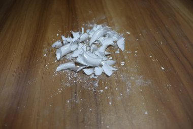 Masanın üzerinde beyaz renkli tahrip edilmiş enerji ampulü