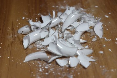 Masanın üzerinde beyaz renkli tahrip edilmiş enerji ampulü