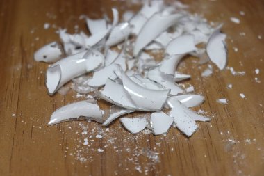 Masanın üzerinde beyaz renkli tahrip edilmiş enerji ampulü