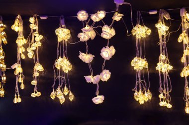 Gerdek gecesinde birden fazla renkli neon ışıkları