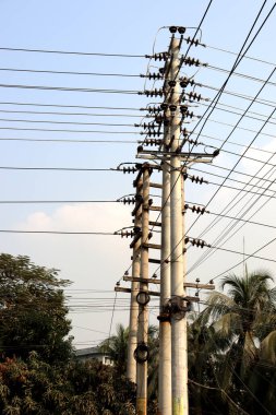 yüksek voltajlı elektrik direği mevcut arz için yeşil alana yakın çekim