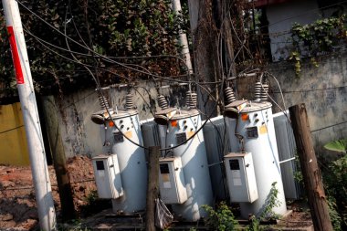 Yüksek voltajlı elektrik vericisi mevcut tedarik için güç istasyonuna yakın çekim