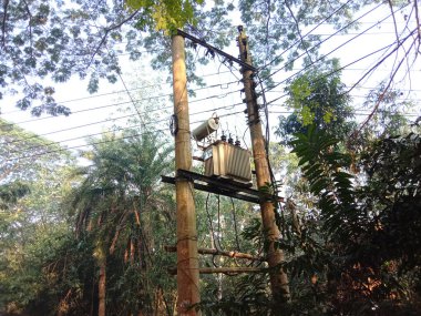 yüksek voltajlı elektrik direği mevcut arz için yeşil alana yakın çekim