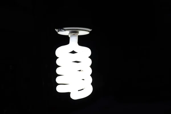Белый Цвет Энергетической Лампочки Крупным Планом Ночью — стоковое фото