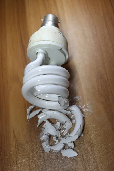Lâmpada Energia Destruída Cor Branca Mesa — Fotografia de Stock