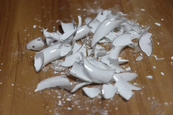 Masanın üzerinde beyaz renkli tahrip edilmiş enerji ampulü