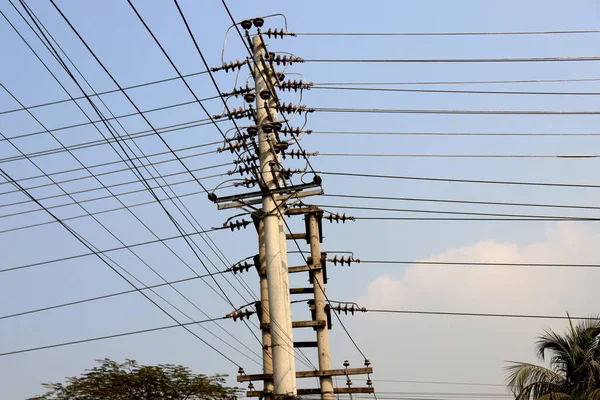 Nagyfeszültségű Elektromos Pillér Közelkép Zöld Területen Áramellátás — Stock Fotó