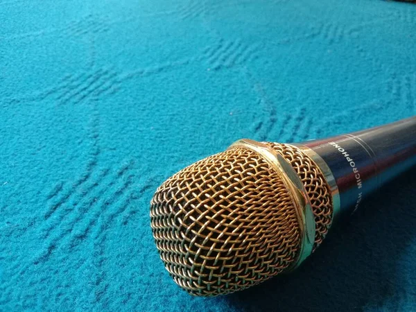 Microfono Condensatore Portatile Professionale Colore Dorato Con Supporto Tavolo — Foto Stock