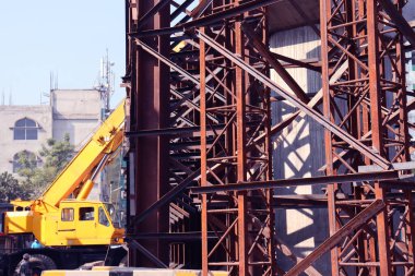 Demir, Bangladeş 'te üstgeçit işi için yolda kafes malzemesi yaptı.