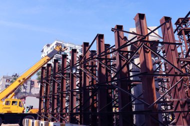 Demir, Bangladeş 'te üstgeçit işi için yolda kafes malzemesi yaptı.