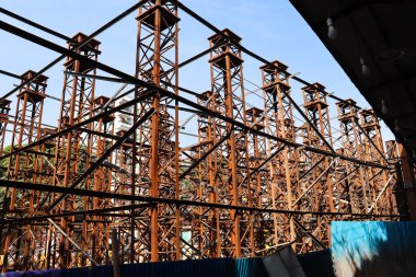 Demir, Bangladeş 'te üstgeçit işi için yolda kafes malzemesi yaptı.