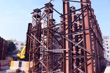 Demir, Bangladeş 'te üstgeçit işi için yolda kafes malzemesi yaptı.