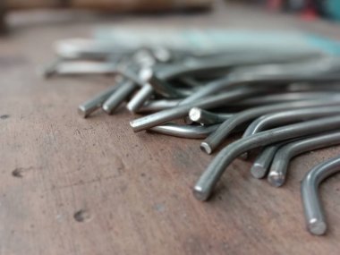 Satmak ve kaynak yapmak için depolarda çelik üretildi.