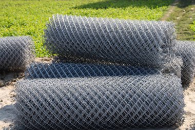 Demir, koruma amaçlı tel ağ stoku yaptı.