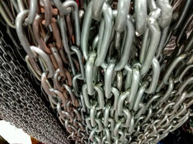 Demirden yapılmış zincir satılık.