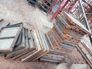 Üstgeçit işi için demirden yapılmış plaka.