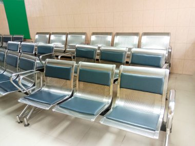 Sulama odasındaki hasta için hastanede birden fazla renkli sandalye stoku