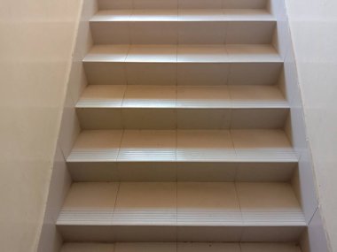 Merdivenler, bir binanın tepesine yakın.