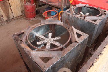 Kahve dükkanında yemek pişirmek için mutfakta gaz sobası.