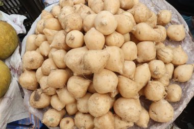 Dükkanda satılan Pachyrhizus erosus meyveleri nakit ürünleridir.