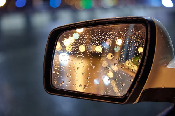 鏡の中の雨の反射 ロイヤリティフリーのストック画像
