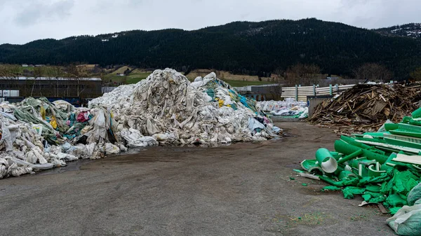 Oslo, Norge, 25.05.2020: plastskräp, träavfall vid sorteringsanläggningen — Stockfoto