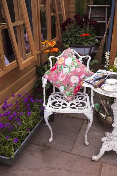 Sedia decorativa in metallo in un giardino — Foto Stock