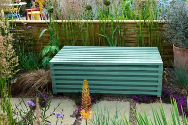 Bir sürü çiçek ile huzurlu Bahçe peyzaj