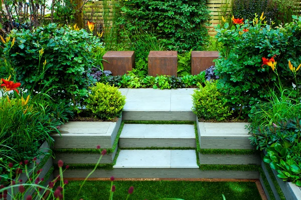 Tranquillo paesaggio giardino con patio — Foto Stock