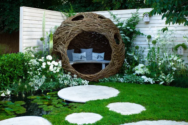 Veranda alan ile huzurlu Bahçe peyzaj