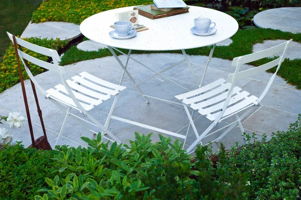 Tranquillo paesaggio giardino con patio — Foto Stock