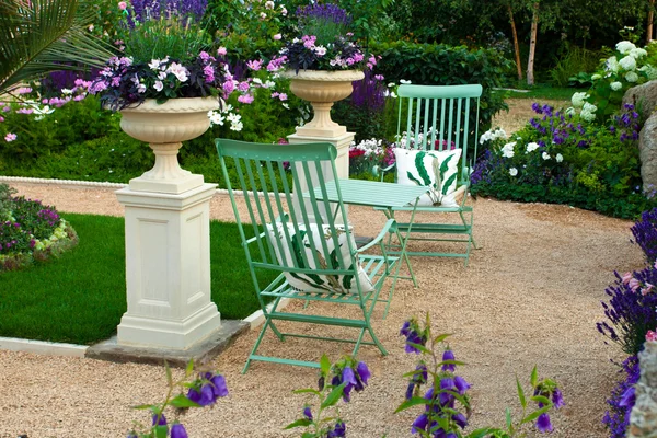 Tranquillo paesaggio giardino con patio — Foto Stock