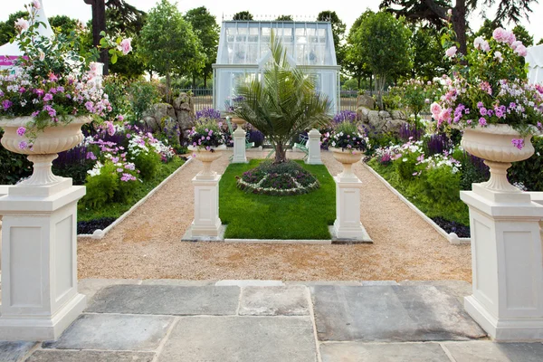 Paysage de jardin tranquille avec beaucoup de fleurs — Photo