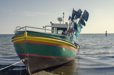 Deniz kıyısında balıkçı teknesi