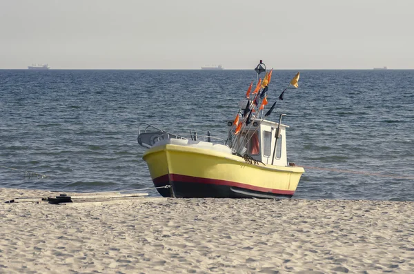 Fishing boat on the sea shore — Stock Photo, Image