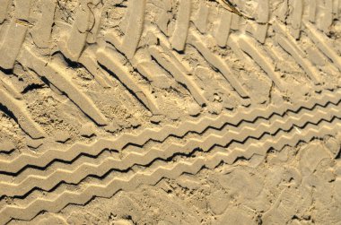 Kumda tekerlek izleri