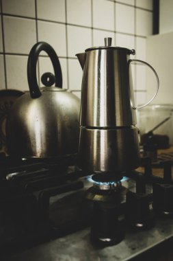 Çelik bir kahve makinesi çalışmaya hazır.