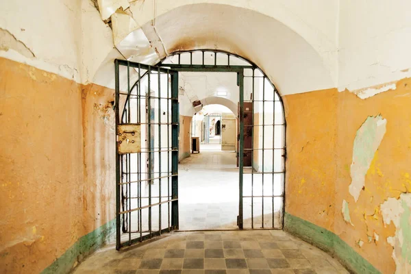 Prisión Puerta Abierta Concepto Libertad — Foto de Stock