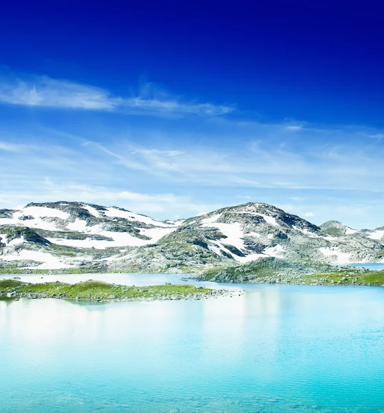 Lago e montanhas — Fotografia de Stock